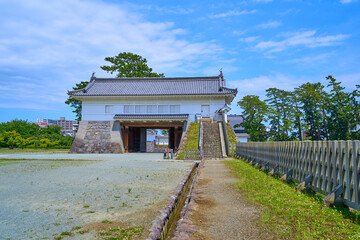 Obraz premium 神奈川県小田原城址公園の銅門広場にある銅門(あかがねもん)を見る