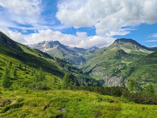 Fototapeta na wymiar Beautiful view in the Alps Hohe Tauern, Bad Gastein, Austria, Europe. Green mountains, glaciers