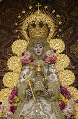 Virgen del Rocio de Reina con niño en los brazos.