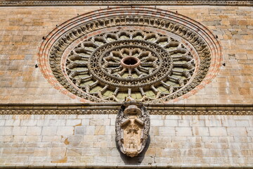 todi, italien - fensterrosette am dom