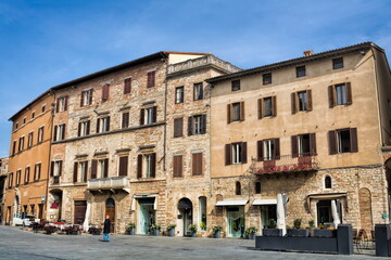 Fototapeta na wymiar todi, italien - alte häuser an der piazza del popolo