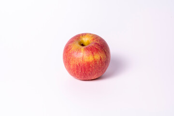 하얀색 배경위 붉은 사과 하나