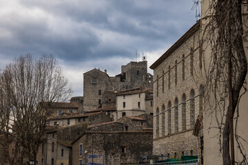 Fototapeta na wymiar Laroque par temps nuageux, village médiéval fortifié bâti sur un piton rocheux à la sortie des Gorges de l'Hérault