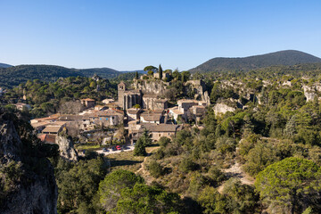 Fototapeta na wymiar Village de Mourèze et son son église du XIIe siècle, au cœur d'un cirque dolomitique