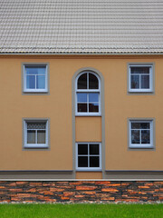 Obraz premium Gebäude mit Rasenfläche 