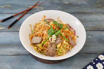 Plat de nouilles. Cuisine asiatique.