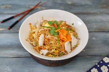 Plat de nouilles. Cuisine asiatique.