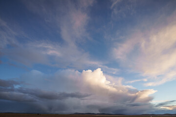 cielo nublado en puesta de sol, nocturno