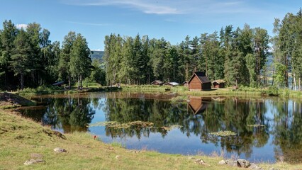 Fototapeta na wymiar village près d'un étang à Lillehammer en Norvège
