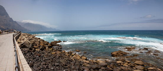 Panorámica de Agaete, Gran Canarias, Islas Canarias paseo marítimo vista al mar.