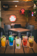 Variedades de Mojitos en la mesa de un bar