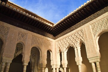 detalles luz sobre pared decorada alhambra 