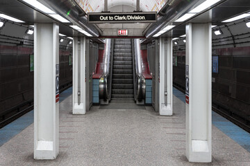Escalator in the Clark and Division underground subway station - 570951232