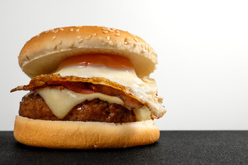 ベーコンエッグチーズハンバーガー