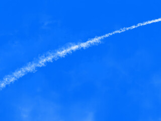 青空と飛行機雲　背景素材 - obrazy, fototapety, plakaty