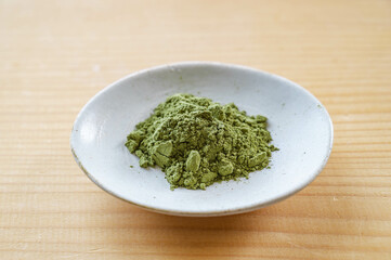 Obraz na płótnie Canvas 和食器に盛った粉末緑茶