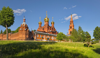 Naklejka premium Sergiev Posad. Russia. June 07, 2022. Gilded domes of the Cathedral of the Icon of the Mother of God in the Chernihiv Men's Monastery, founded in 1844.