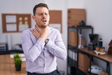 Young hispanic man at the office shouting suffocate because painful strangle. health problem. asphyxiate and suicide concept. - obrazy, fototapety, plakaty