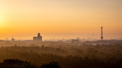 Fototapeta na wymiar Sonnenaufgang auf dem Drachenberg, Berlin