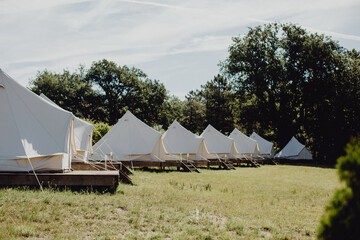 Camping de tentes et tipis dans la nature © lorabarra