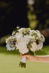 Le bouquet de fleurs dans les mains de la mariée