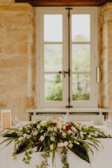 Fototapeta na wymiar Composition florale sur la table de réception des mariés