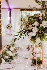 Table de réception décorée de fleurs et de bougies 