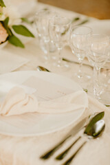 Fototapeta na wymiar Table de réception décorée avec des texture et de tons beiges