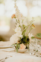 Bouquet de fleurs sur la table provençale