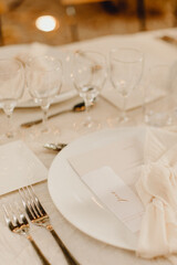 Décoration beige et naturelle pour la réception de mariage