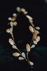 Accessoire pour les cheveux dor&eacute; et en c&eacute;ramique