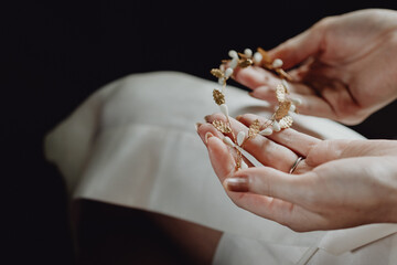 Accessoire pour les cheveux en perles et céramique dans les mains de la mariée - obrazy, fototapety, plakaty