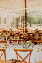 Grande salle de réception en extérieur pour le mariage