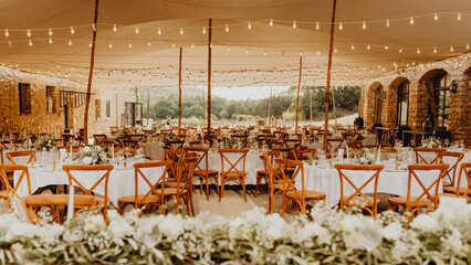 Grande salle de réception en extérieur pour le mariage