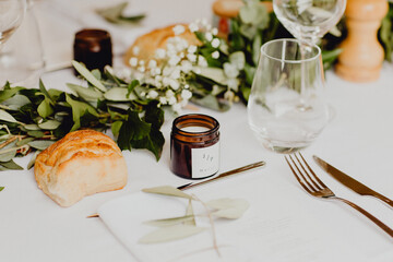 Table de réception décorée de feuillages et de bougies