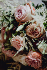 Des roses dans le bouquet de fleurs © lorabarra