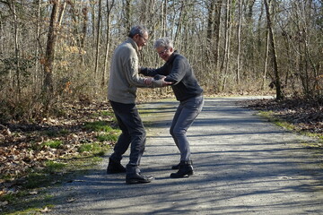 couple sexagénaire s'amusant