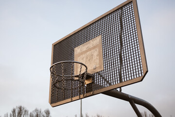 Basketballkorb in der Abendsonne. Sportplatz