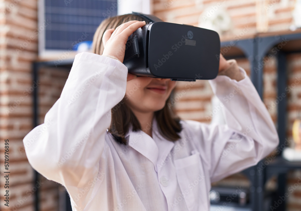 Poster Adorable hispanic girl student using virtual reality glasses at laboratory classroom