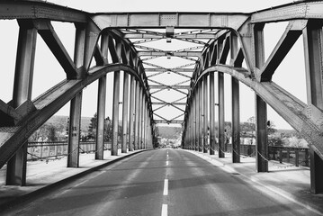 Straße auf einer Brücke in schwarz-weiß