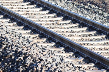 Naklejka premium Eisenbahschienen auf Schotter