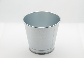 Cubo de metal sobre fondo blanco