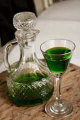 taça com bebida com um jarro de vidro 