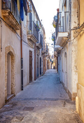 Fototapeta na wymiar Typical Small street on the Island of Ortigia, Syracuse in Sicily, Italy.