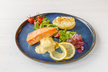 Pavé de saumon avec des légumes