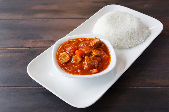Maf&eacute; de poulet - plat typique de S&eacute;n&eacute;gal. Cuisine africaine.