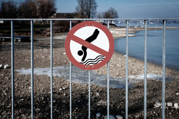 Kopfsprung verboten am See