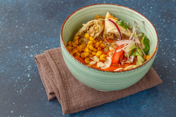 Poke bowl indien. Chana massala bowl