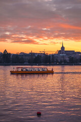 bateau taxi dans la rade au coucher du soleil, Genève