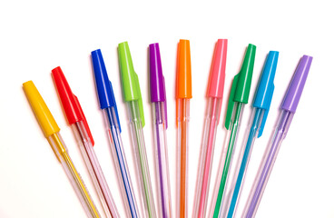 LAPICERAS DE COLORES SOBRE UN FONDO BLANCO. COLOR. HORIZONTAL. 